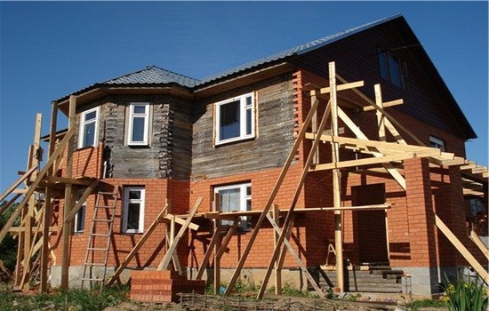 Как обложить кирпичом деревянный дом - правила выполнения работ