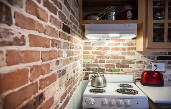 Кирпичная стена на кухне – декор своими руками